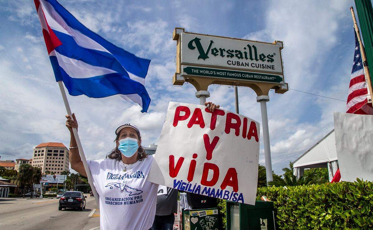 Anibel González se unió a un grupo de exiliados cubanos que se reunieron en Versailles Restaurant para apoyar una caravana por las calles de Miami en apoyo de la canción política titulada ‘Patria y Vida, -Homeland and Life por un grupo de músicos que incluía Gente de Zona, Yotuel, Maykel El Osorbo Castillo y El Funky de Cuba, miembros del Movimiento Havanas San Isidro, amantes del rap, hip-hop, reguetón y Cuba, se unieron para producir la canción para protestar contra la propaganda del gobierno cubano que se ha vuelto viral. El sábado 6 de marzo de 2021.