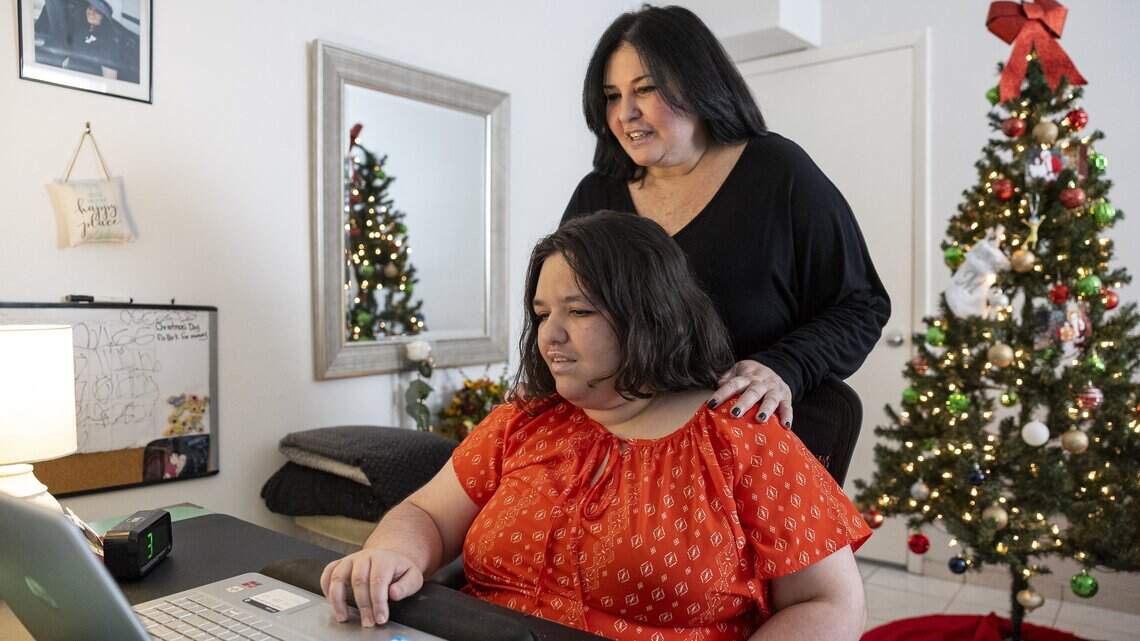 Dejó su trabajo para cuidar a su hija. Sus ingresos apenas cubren sus necesidades básicas