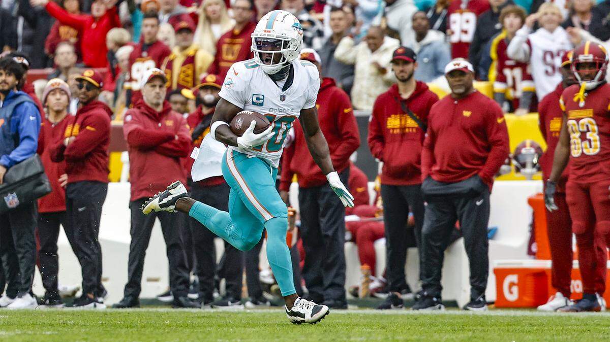 El wide receiver de los Miami Dolphins, Tyreek Hill (10), corre para anotar contra los Washington Commanders en el segundo cuarto en el FedEx Field en Landover, Maryland, el domingo 3 de diciembre de 2023.