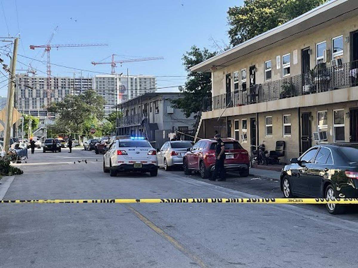 Una agente de Miami resultó gravemente herida cuando un conductor la atropelló con un vehículo en la tarde del lunes 14 de agosto de 2023, según el Departamento de Policía de Miami.