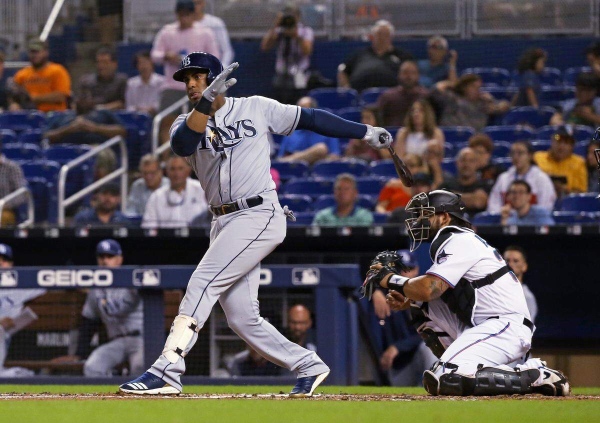 El tercera base de los Rays de Tampa Bay, Yandy Díaz (2), batea durante la tercera entrada de un juego interliga de la Liga Mayor de Béisbol contra los Marlins de Miami en Marlins Park en Miami, el 14 de mayo de 2019.