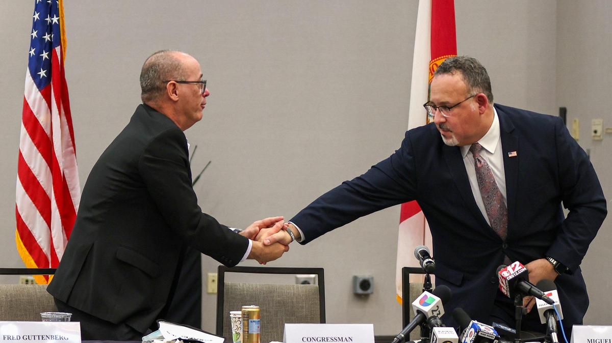 Fred Guttenberg, a la izquierda, estrecha la mano del secretario de Educación de Estados Unidos, Miguel Cardona, en el centro, en agradecimiento por su participación en una mesa redonda con padres de víctimas del tiroteo masivo por invitación del legislador federal Jared Moskowitz sobre seguridad escolar y salud mental tras visitar la Secundaria Marjory Stoneman Douglas, el lunes 22 de enero de 2024, en Parkland, Florida.