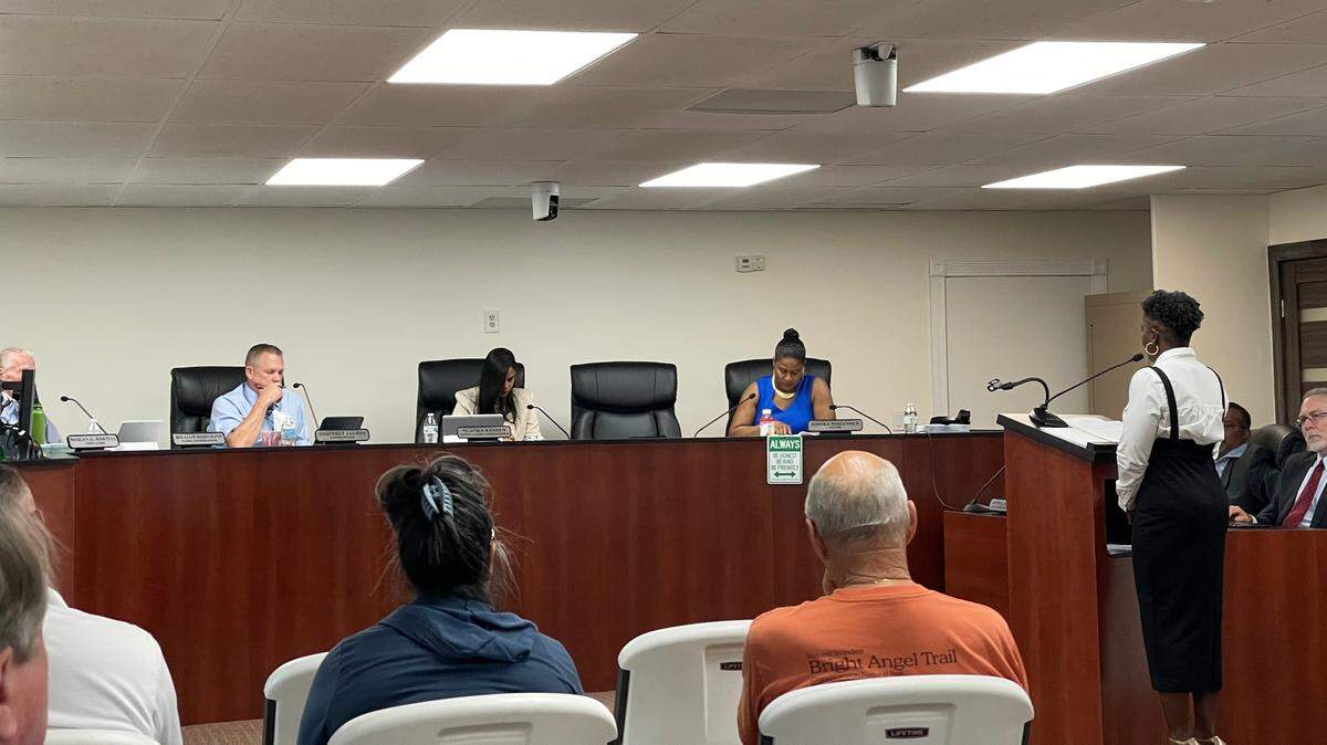 La ex jefa de Policía de Pembroke Park respondió a su despido durante una reunión de la Comisión celebrada el jueves. Se compromete a luchar contra las demandas por discriminación.
