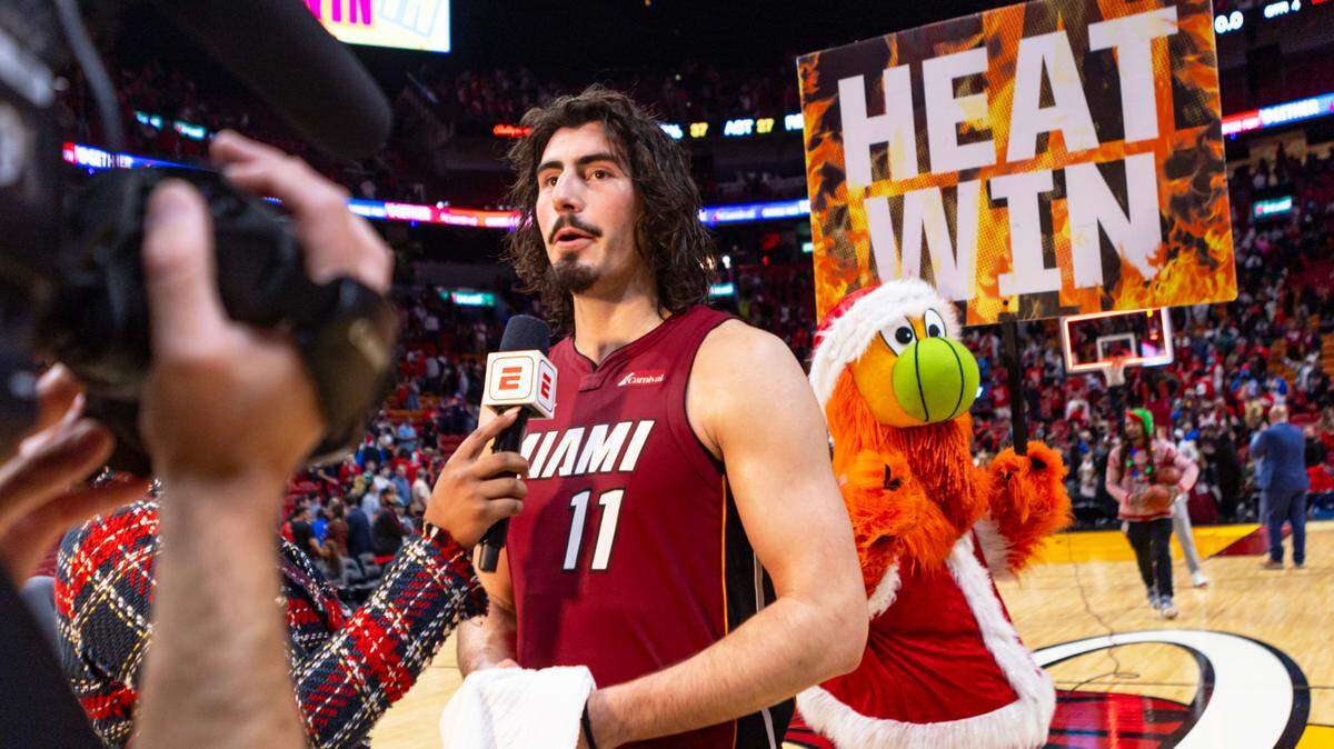 El delantero del Heat Jaime Jáquez Jr. habla con la prensa después del triunfo ante los Sixers de Filadelfia, en el partido celebrado el 25 de diciembre de 2023 en Miami.