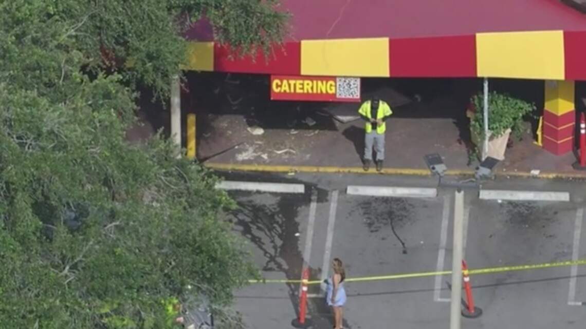 Car crashes into a Palacio de los Jugos. Three people hospitalized, MDFR says