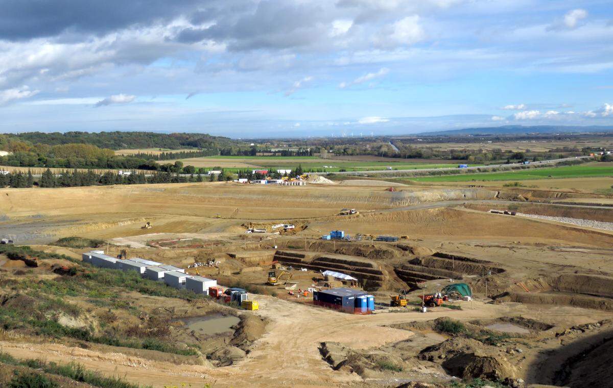 The site seen from afar.