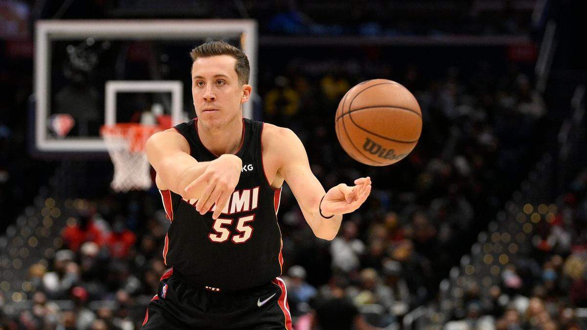 El escolta de los Miami Heat, Duncan Robinson (55), pasa durante la segunda mitad de un juego contra los Washington Wizards, el sábado 20 de noviembre de 2021 en Washington.