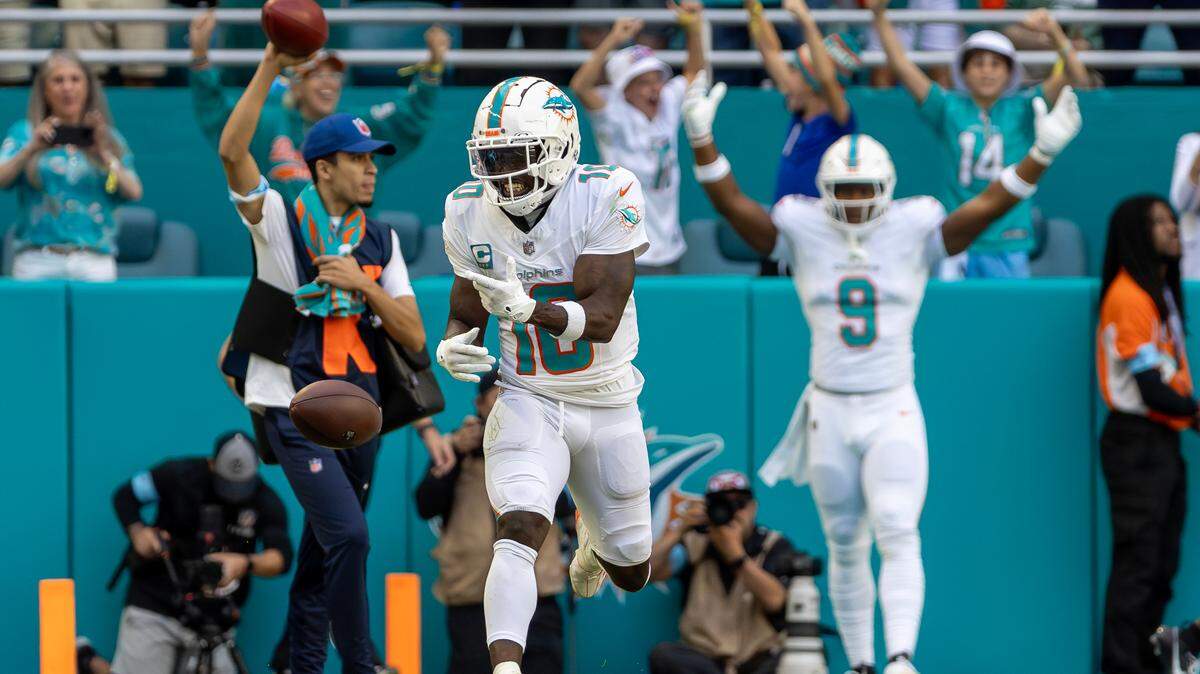 El wide receiver de los Miami Dolphins, Tyreek Hill (10), reacciona después de anotar un touchdown durante la segunda mitad de su juego de la NFL contra los New York Jets en el Hard Rock Stadium el domingo 8 de diciembre de 2024, en Miami Gardens, Florida.