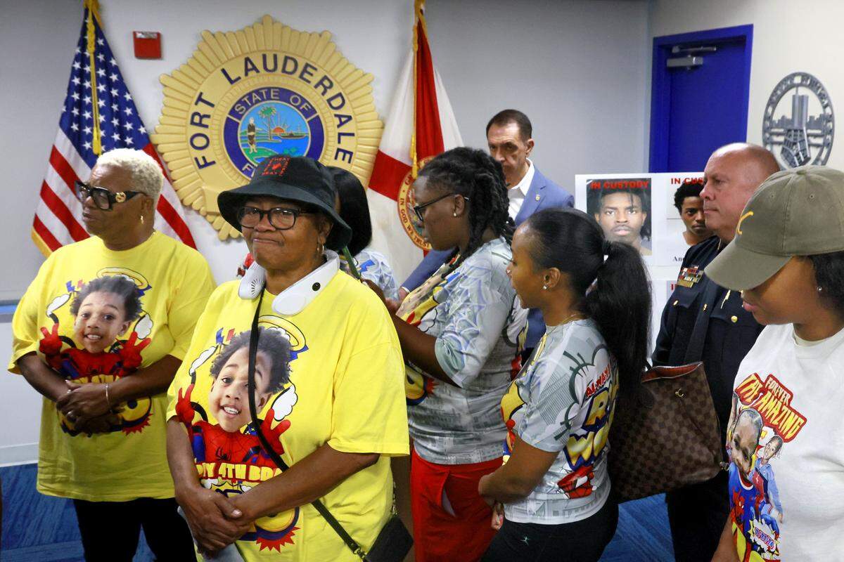The family of Rylo Yancy, along with Fort Lauderdale Mayor Dean Trantalis and Police Chief Bill Schultz, gather during a press conference at the Fort Lauderdale Police Department's temporary headquarters on Thursday, Sept. 25, 2025, to announce recent arrests made in the homicide of three-year-old Rylo Yancy. Rylo was killed in a drive-by shooting while attending another child's birthday party at Riverland Park. (Mike Stocker/South Florida Sun Sentinel)