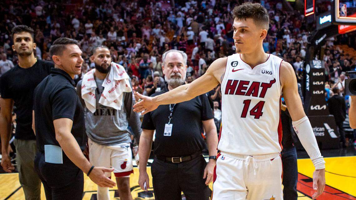 El escolta de los Miami Heat, Tyler Herro (14), celebra con el entrenador en jefe asistente Chris Quinn después de derrotar a los Sacramento Kings 110-107 durante la segunda mitad de un partido de la NBA en el FTX Arena en el centro de Miami, Florida, el miércoles 2 de noviembre de 2022.