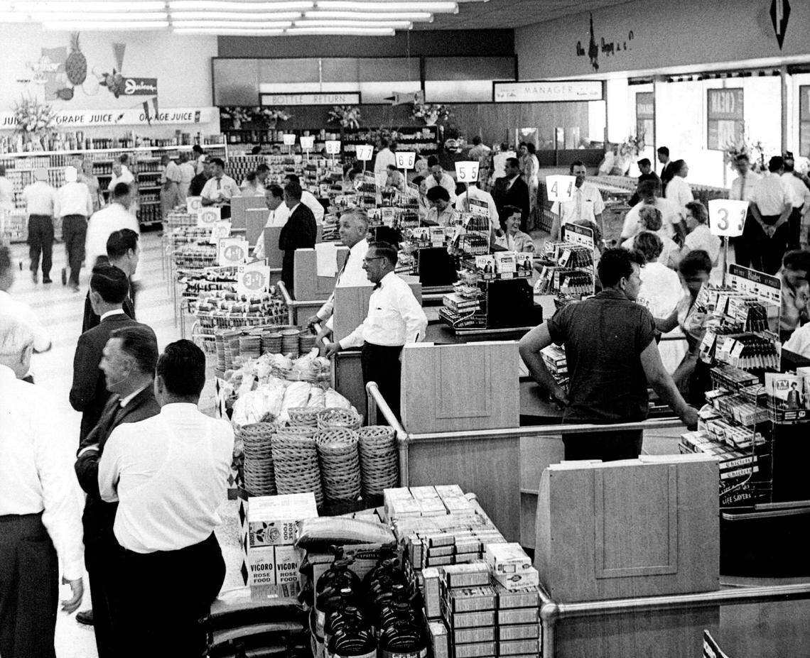 Cashiers at a South Florida Publix in 1959.