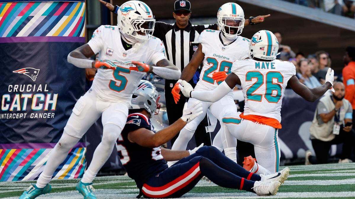 Los cornerbacks de los Dolphins Jalen Ramsey (5) y Kendall Fuller (29) y el safety Marcus Maye (26) reaccionan después de que el tight end de los Patriots Hunter Henry (85) no atrapara un pase en la zona de anotación, al final de la segunda mitad del partido celebrado el 6 de octubre de 2024 en Foxborough, Massachusetts.
