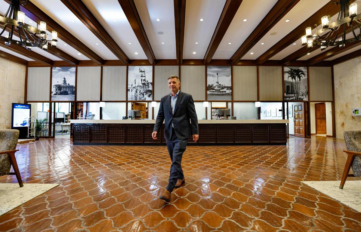 El director del Sistema de Bibliotecas Públicas de Miami-Dade, Ray Baker, camina por el vestíbulo de la Biblioteca de Coral Gables, Los planes son volver a reabrir el lunes 22 de mayo después de cerrar por renovaciones en 2021. La biblioteca está en 3443 Segovia Street. Imagen del martes 16 de mayo de 2023. Al Diaz adiaz@miamiherald.com