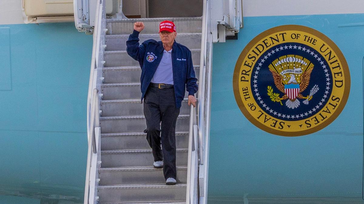 El presidente Donald J. Trump llega al Aeropuerto Internacional de Miami el 19 de febrero de 2025.