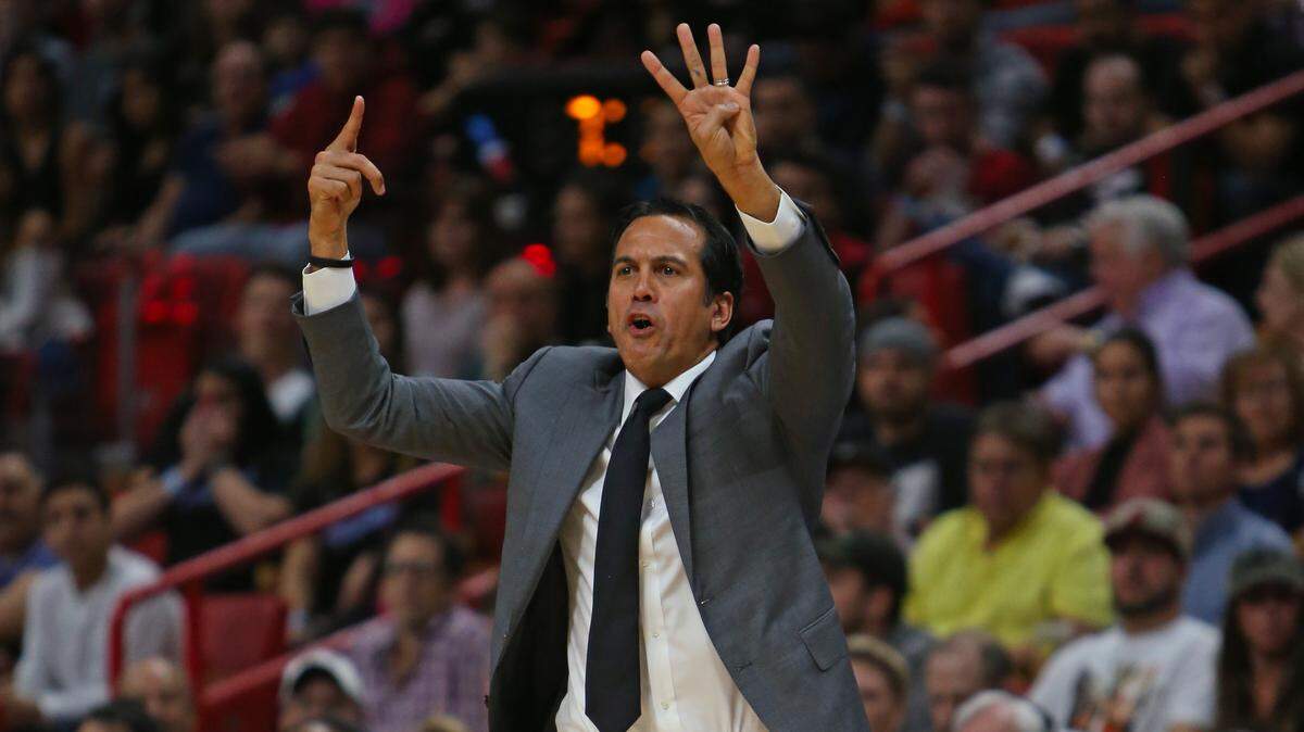 El entrenador del Heat Erik Spoelstra tiene que hacer cambios en su rotación para conseguir enderezar el rumbo.