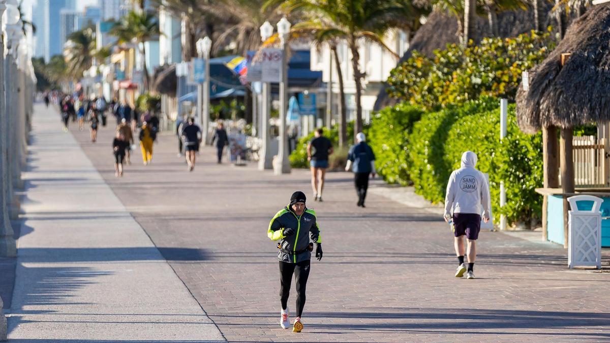 A runner makes his way down the Hollywood Beach Broadwalk as temperatures dipped into the mid 40s on Jan. 14, 2023, in Hollywood, Fla. But the lows expected Jan. 26 and into the weekend around the state won’t be as chilly as in earlier January cold snaps.