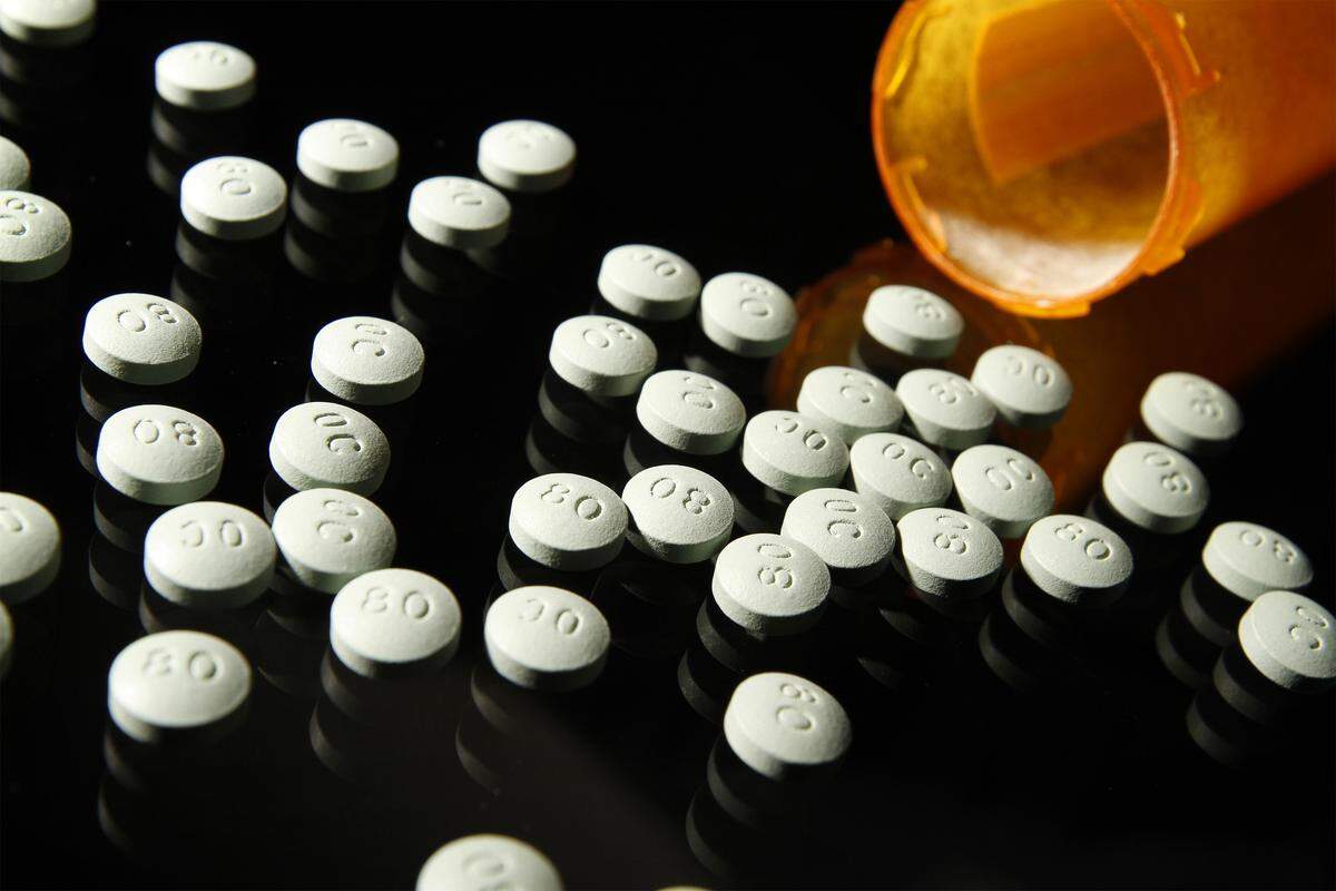 Florida Attorney General Pam Bondi wants to file suit against makers of opioids.