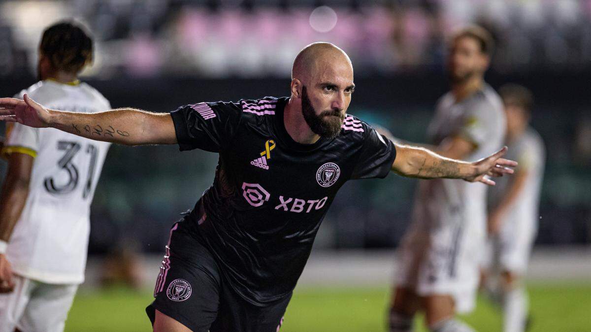 El delantero de Inter Miami Gonzalo Higuaín (10) celebra después de anotar un gol contra Columbus Crew en el estadio DRV PNK el martes, 13 de septiembre de 2022. Este viernes el argentino marcó en el triunfo 1-0 ante Toronto.