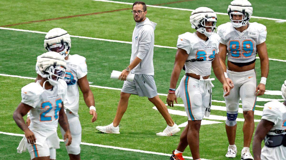 El entrenador de los Miami Dolphins, Mike McDaniel, camina por el campo de práctica durante los simulacros en el Baptist Health Training Complex en Miami Gardens el miércoles 23 de agosto de 2023.