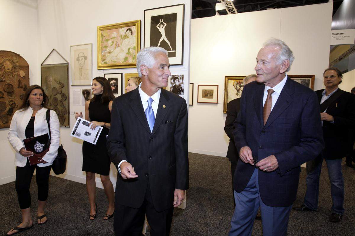 El gobernador de la Florida, Charlie Crist, pasea por Art Basel con Norman Braman el día de la inauguración de la feria en Miami Beach Convention Center en diciembre de 2007.