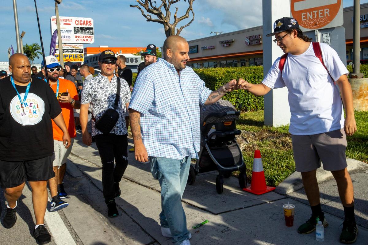 El fundador de Cookies, Berner, interactúa con los clientes que esperan en la fila durante la gran apertura de Cookies Miami, el primer y único dispensario de marihuana de propiedad minoritaria de la Florida, en Miami, Florida, el sábado 13 de agosto de 2022.