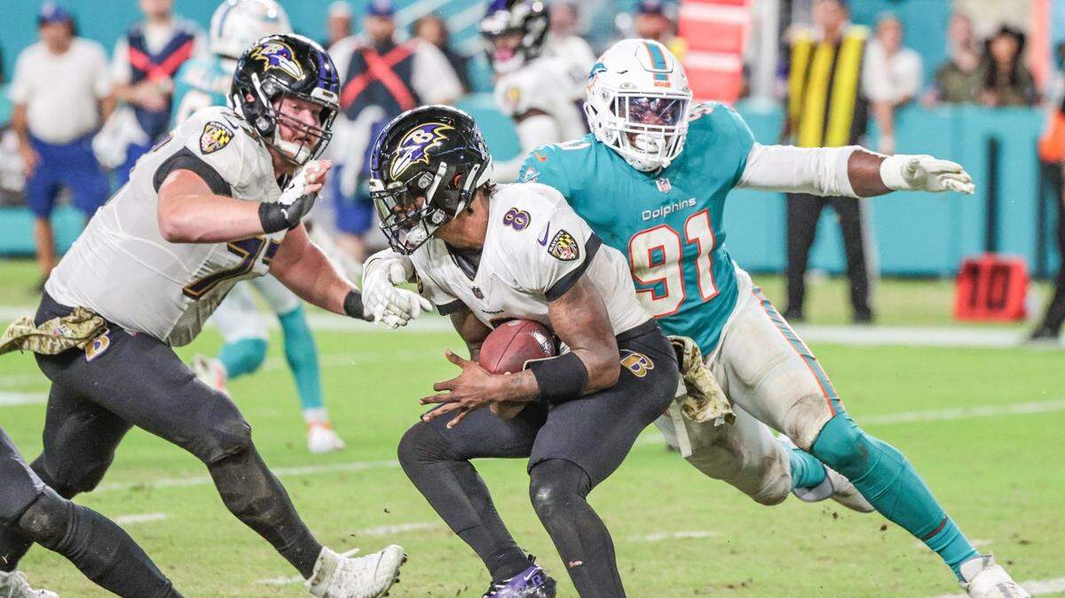 Miami Dolphins defensive end Emmanuel Ogbah (91) pressures Baltimore Ravens quarterback Lamar Jackson (8) in the fourth quarter at Hard Rock Stadium on Thursday, November 11, 2021