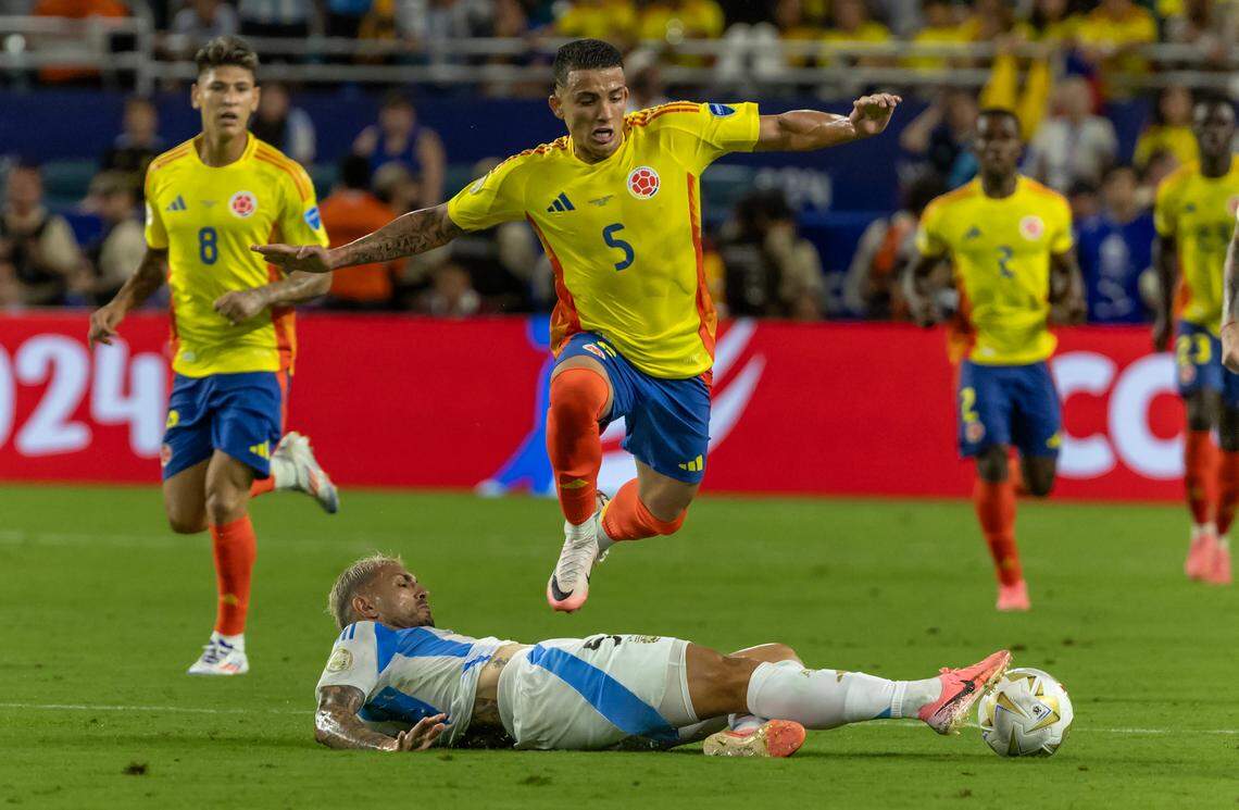 Argentina midfielder Leandro Paredes (5) recovers the ball from Colombia midfielder Kevin Castaño (5) in extra time of the Copa America 2024 Final soccer match at Hard Rock Stadium on Sunday, July 14, 2024, in Miami Gardens, Fla.
