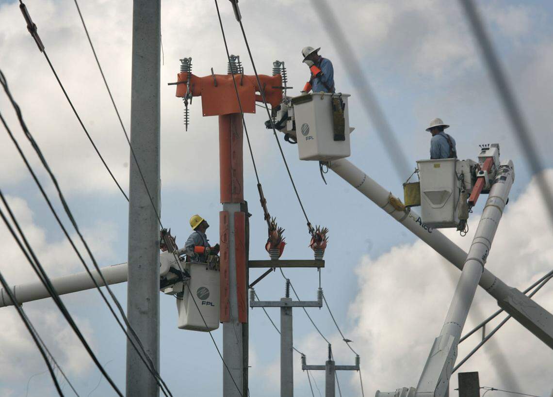 FPL crews work on pwoer lines.