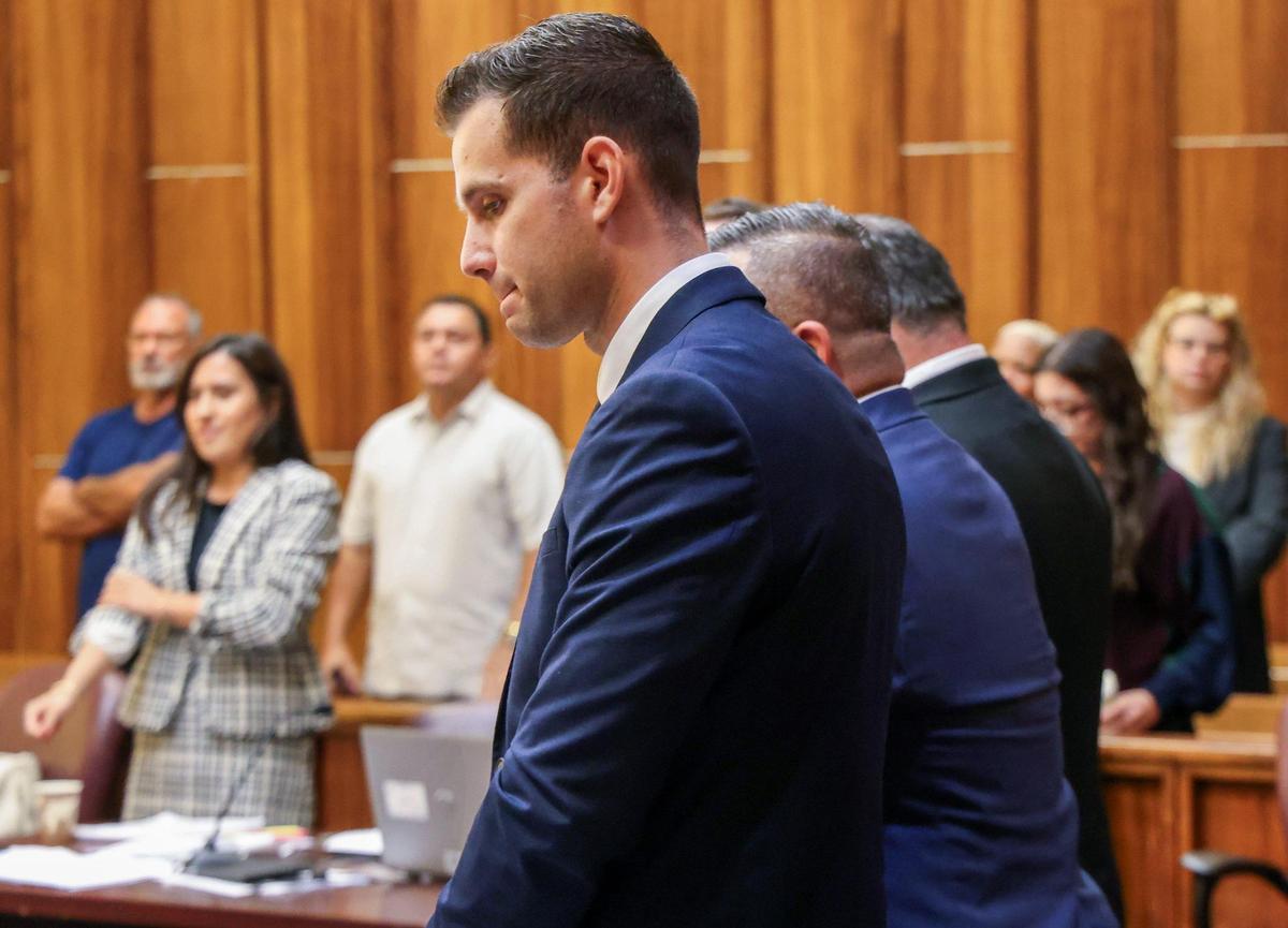 Rafael Otaño, policía de Hialeah, de pie mientras el jurado se dirige el martes a deliberar en su juicio por los cargos de golpear y secuestrar a un vagabundo.