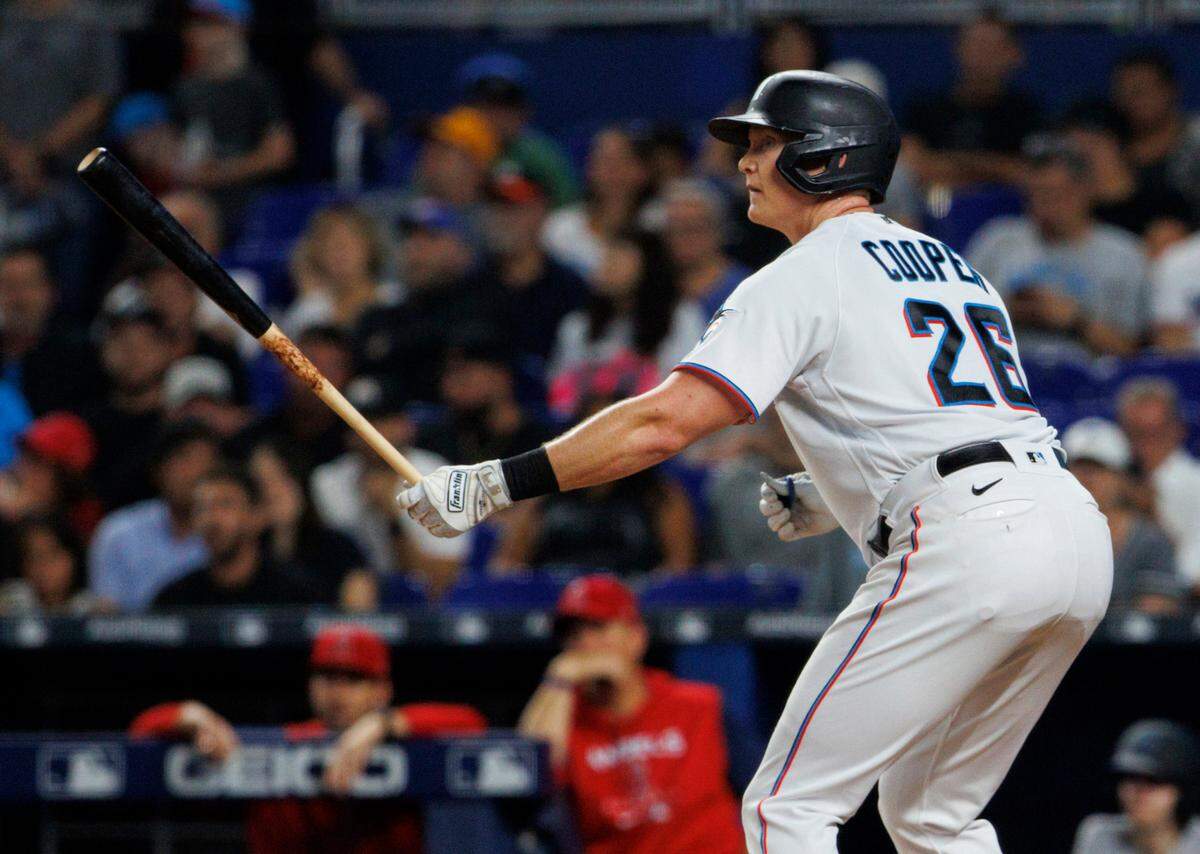 El primera base de los Marlins de Miami, Garrett Cooper (26), mira la pelota durante la segunda entrada de un partido de béisbol en el LoanDepot Park, el jueves 14 de julio de 2022, en Miami, Florida.
