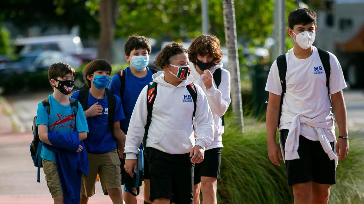 Varios estudiantes llegan para el comienzo de las clases en persona, el 9 de octubre de 2020, en Miami Beach Nautilus Middle School.