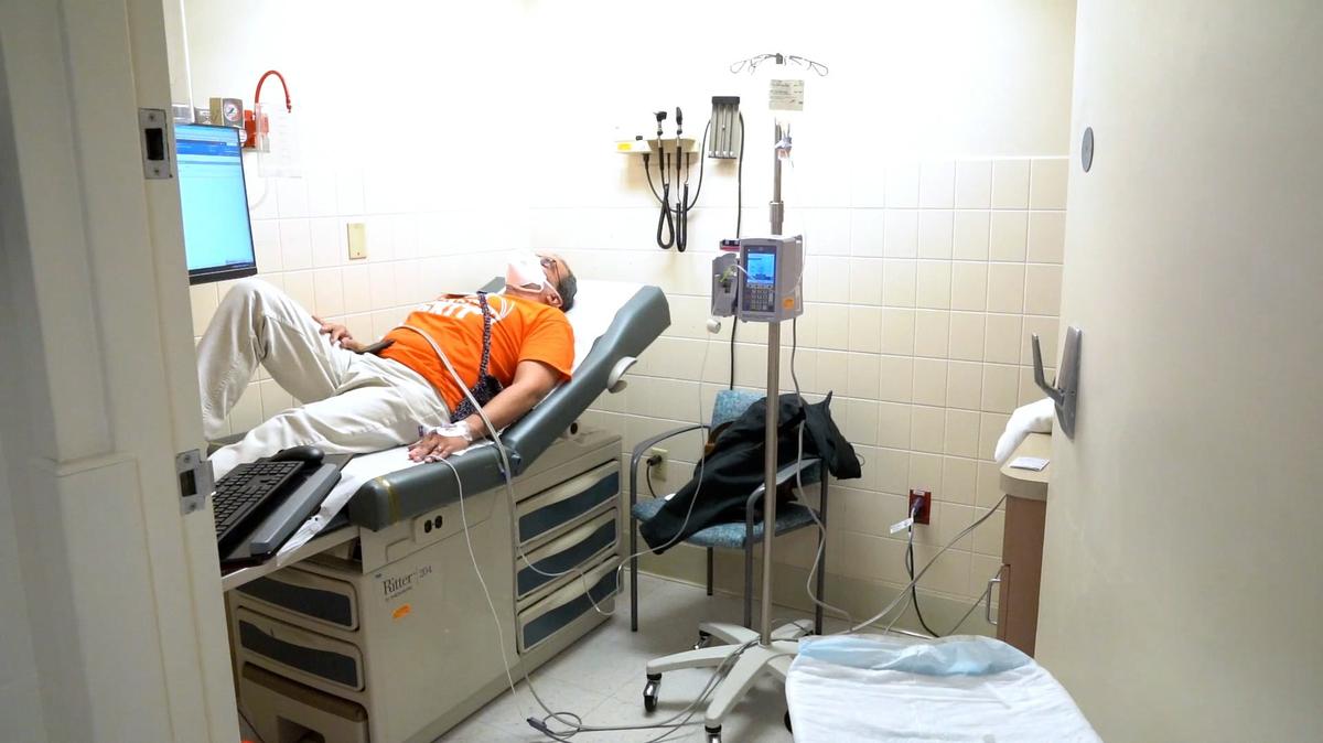 Los anticuerpos monoclonales se usan para tratar el COVID-19 leve o moderado dentro de los 10 días siguientes al primer síntoma, para prevenir los casos graves, la hospitalización y la muerte.