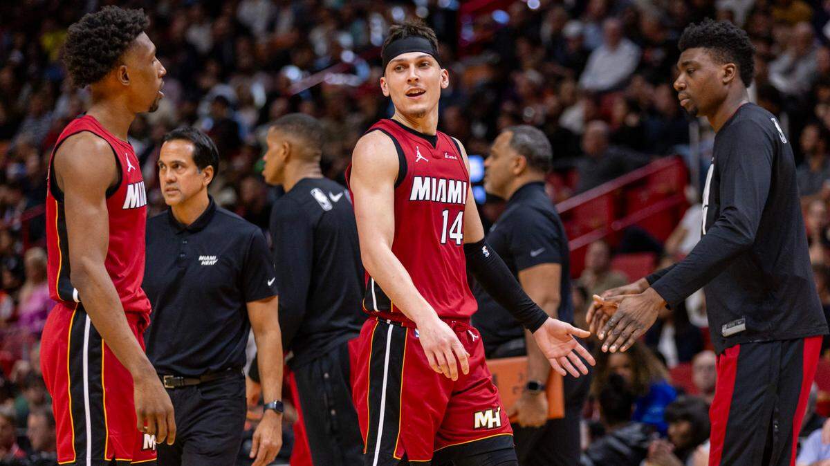 Tyler Herro (centro) y Josh Richardson (izq.) no estarán disponibles para el partido del Heat ante los Pistons, el martes en el Kaseya Center de Miami.
