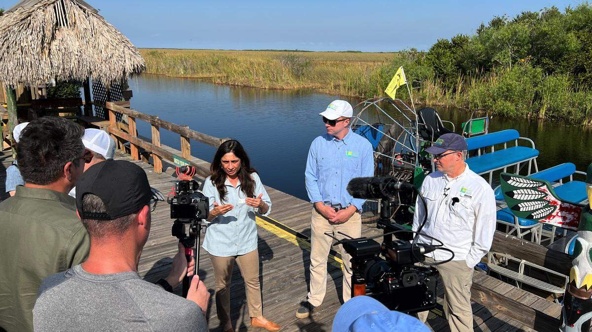 Meenakshi Chabba, científica especializada en ecosistemas y resiliencia de la Everglades Foundation, habla con los periodistas sobre los Everglades. La Fundación acaba de recibir $3 millones de la Fundación Knight para crear conciencia sobre el cambio climático en Miami.