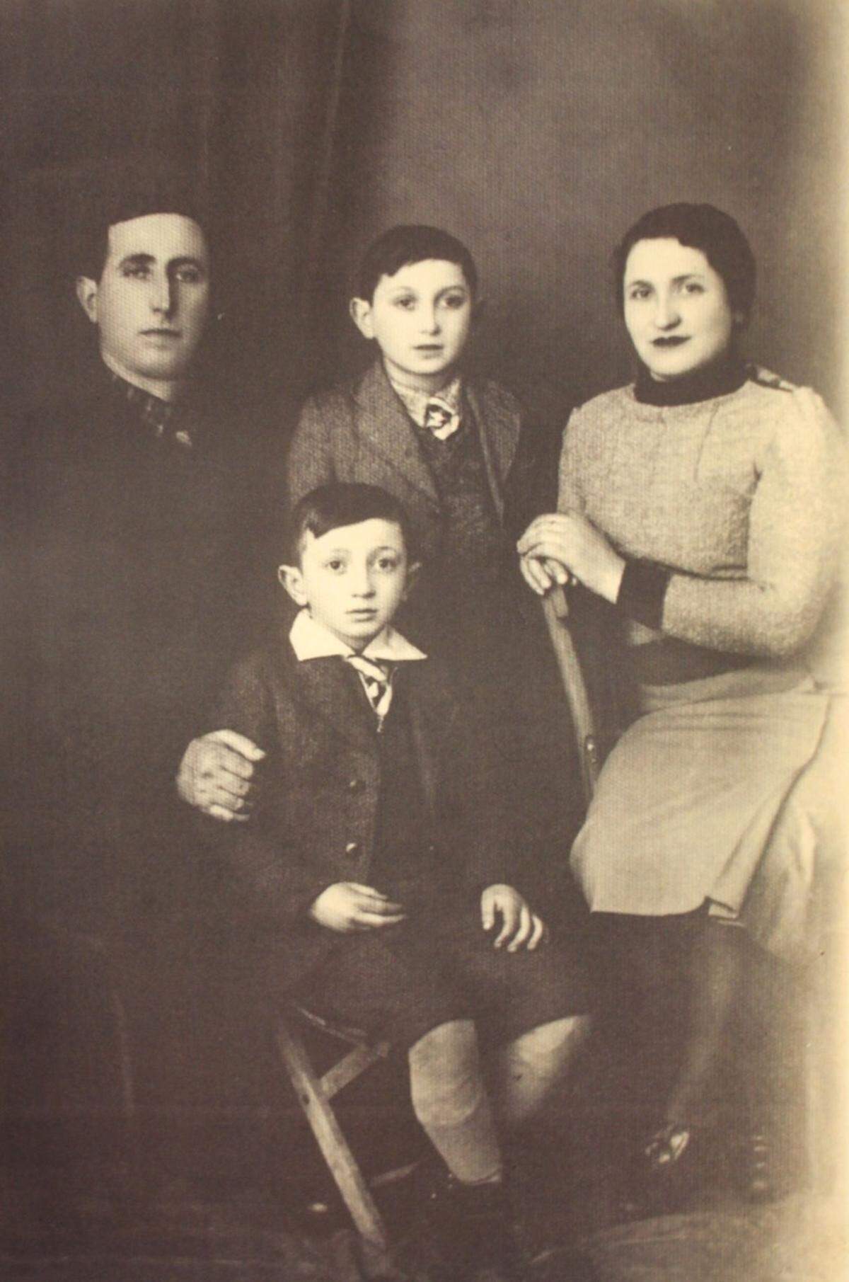 A photo of Martin Baranek, his parents and his younger brother some time before World War II.
