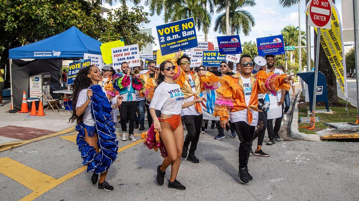Con la votación anticipada en marcha antes de las elecciones del 2 de noviembre en Miami Beach, un grupo de trabajadores de la hotelería marchó al Ayuntamiento el miércoles para oponerse a un referendo que propone suspender la venta de alcohol a las 2 a.m. en toda la ciudad, el miércoles 27 de octubre de 2021.