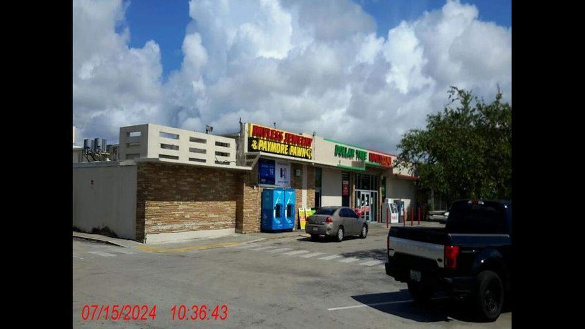 The Family Dollar/Dollar Tree at 951 Sunrise Blvd. in Fort Lauderdale