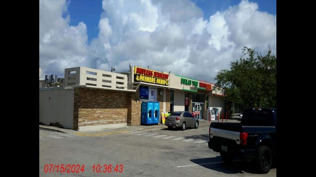 The Family Dollar/Dollar Tree at 951 Sunrise Blvd. in Fort Lauderdale