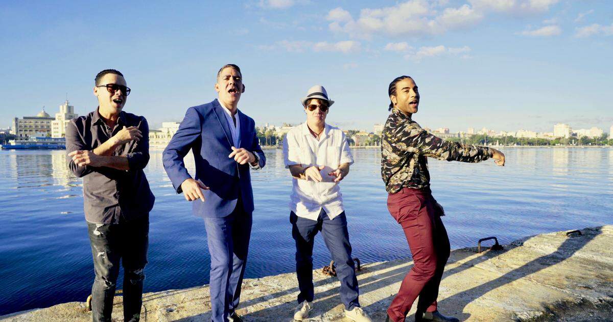 Arthur Hanlon filming his video “Cómo suena el piano” with Orishas in Cuba.