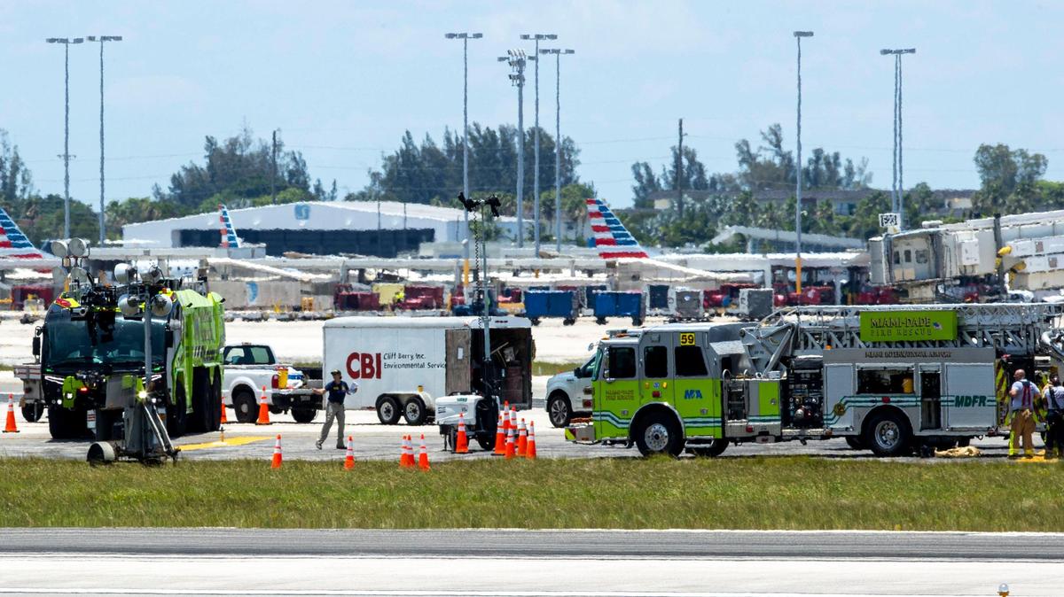 Agentes de la Junta Nacional de Seguridad en el Transporte (NTSB), agentes de la Administración Federal de Aviación y personal del Cuerpo de Bomberos de Miami-Dade rodean el Vuelo 203 de RED Air, que se estrelló en un aterrizaje de emergencia el martes por la noche, en la pista del Aeropuerto Internacional de Miami, Florida, el miércoles 22 de junio de 2022.
