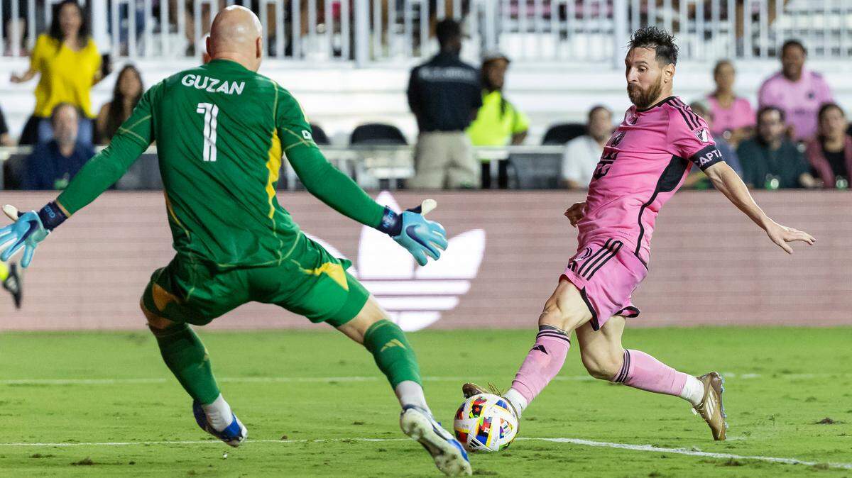 El delantero del Inter de Miami, Lionel Messi (10), intenta anotar contra el portero del Atlanta United, Brad Guzan (1), en la segunda mitad del primer partido de su serie de primera ronda de los playoffs de la MLS en el Chase Stadium el viernes 25 de octubre de 2024, en Fort Lauderdale, Florida.