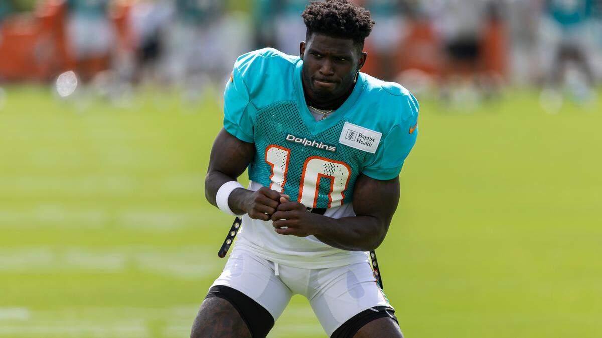 El wide receiver de los Dolphins, Tyreek Hill, calienta durante una sesión de práctica conjunta con los Falcons de Atlanta, el 6 de agosto de 2024 en el Baptist Health Training Complex en Miami Gardens, Florida.