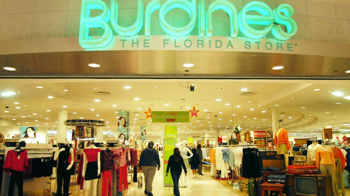 01/22/04 - Noelle Theard/Herald Staff - Aventura Burdines and Macy’s are merging on January 30, and all stores will now use a hypenated name. It is part of a Federated Department Store strategy to leverage the Macy’s name nationally while still keeping the local flavor. (2 of 2)
