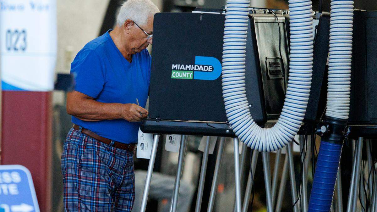 Un votante emitiendo su voto durante las elecciones primarias de Florida en el Departamento de Bomberos de Miami Beach - Estación 3 el martes 23 de agosto de 2022 en Miami Beach, Florida.