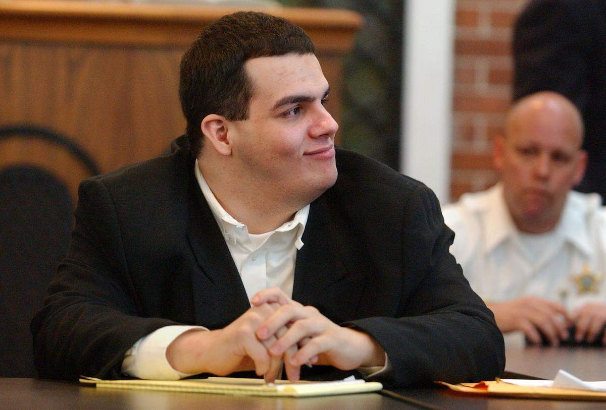 Michael Tanzi, left, sits in court in 2003 during jury selection for sentencing in the murder of Janet Acosta, a Miami Herald employee who was kidnapped in Miami and whose body was found on Cudjoe Key in Monroe County.
