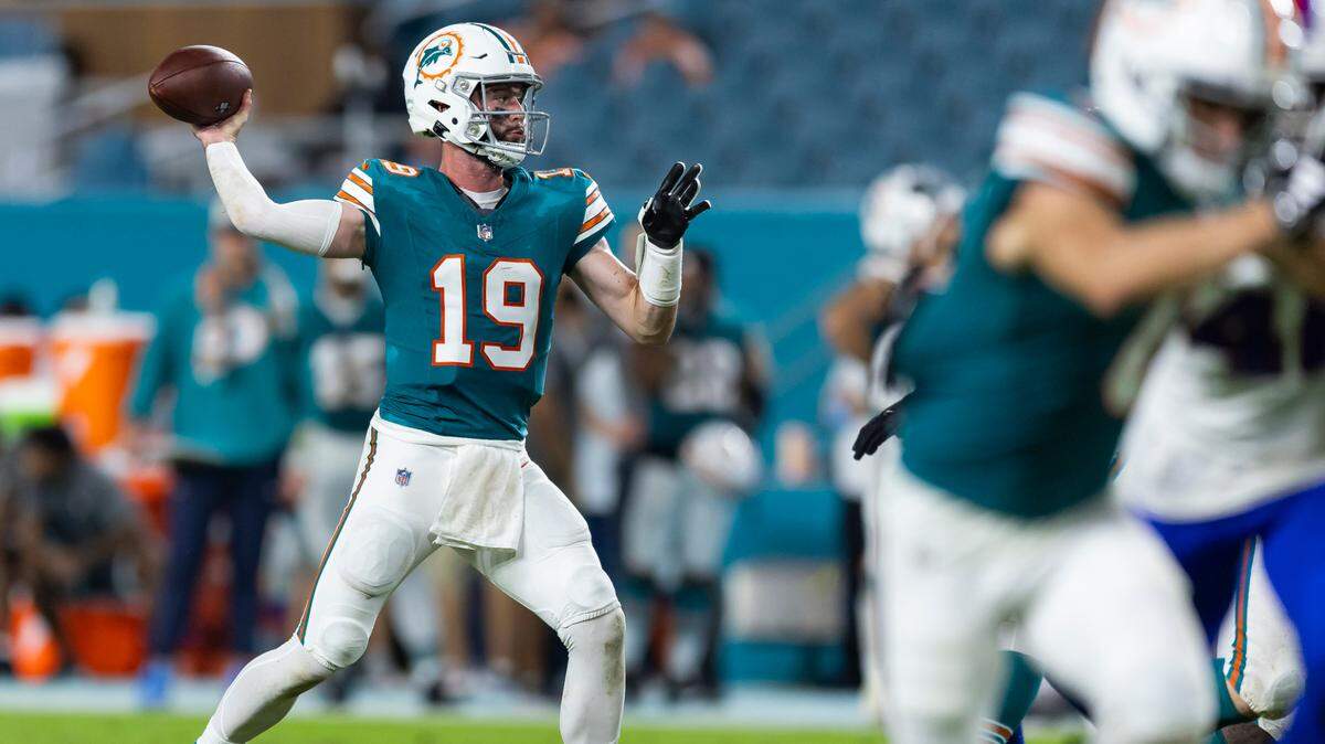 El quarterback de los Dolphins, Skylar Thompson, lanza el ovoide en la segunda mitad del partido contra Buffalo Bills, celebrado el 12 de diciembre de 2024 en Miami Gardens, Florida. 
