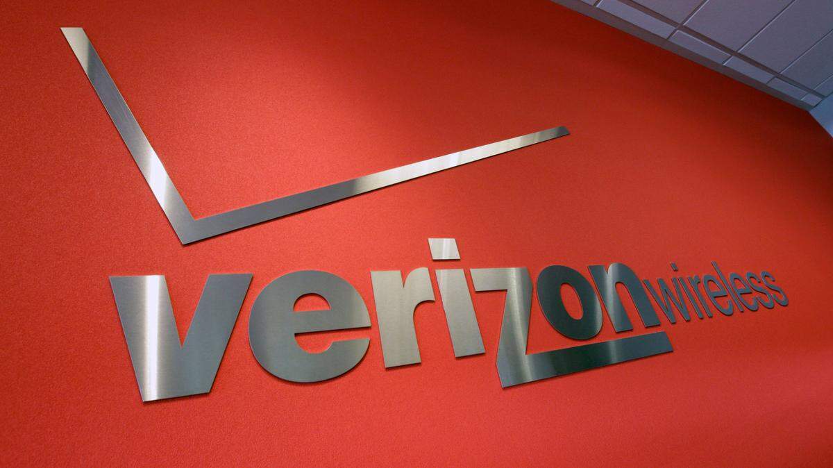 Some Verizon wireless customers could get up to $100 as part of a class action settlement. Who’s eligible? (AP Photo/Paul Sakuma, File)
