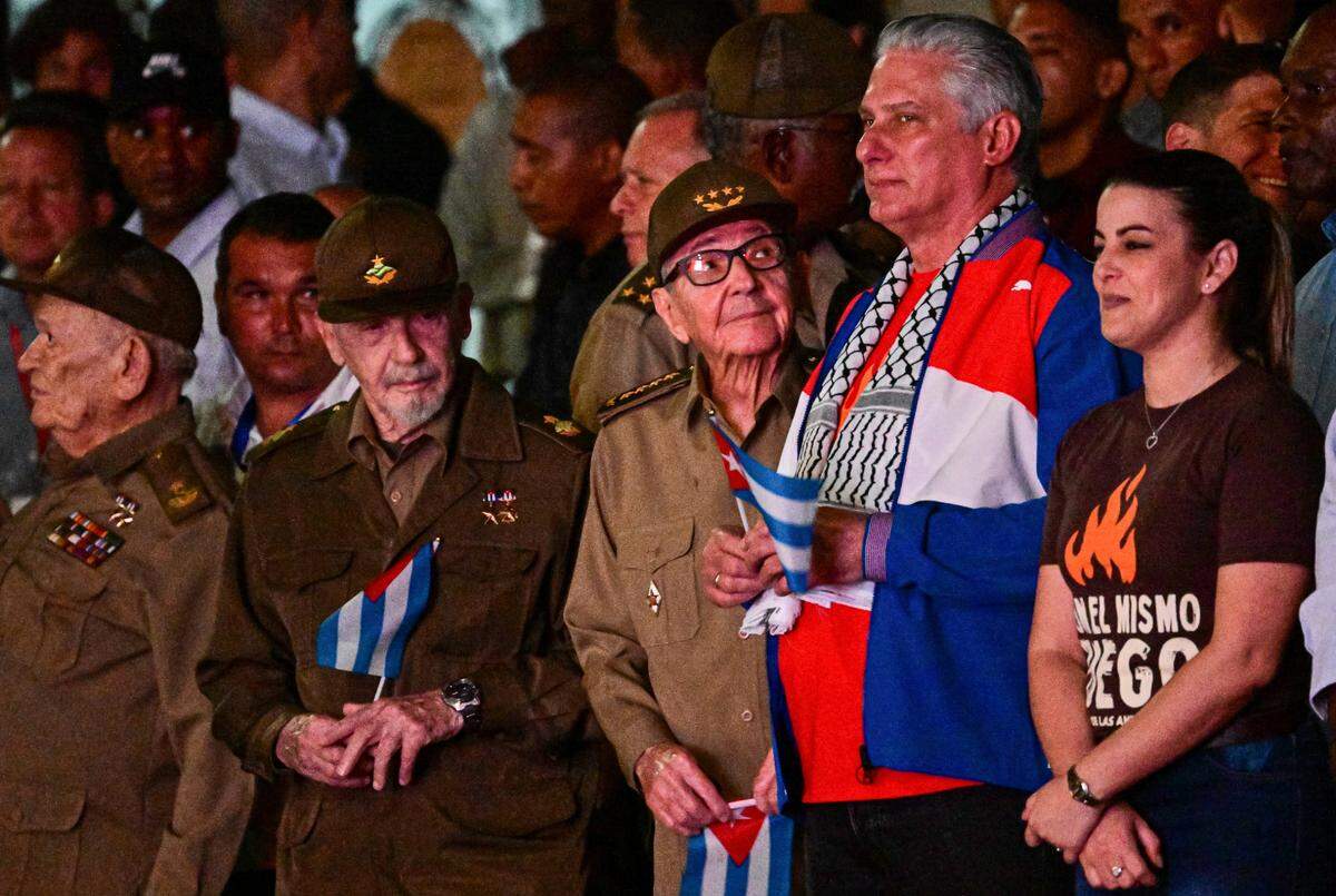 (De izq. a der.) El comandante Guillermo García, el comandante Ramiro Valdez, el expresidente cubano Raúl Castro y el presidente cubano Miguel Díaz-Canel participan en la Marcha de las Antorchas en conmemoración del 171 aniversario del natalicio del héroe nacional, poeta y activista José Martí en La Habana, el 27 de enero de 2024. (Foto de ADALBERTO ROQUE / AFP) (Foto de ADALBERTO ROQUE/AFP vía Getty Images)