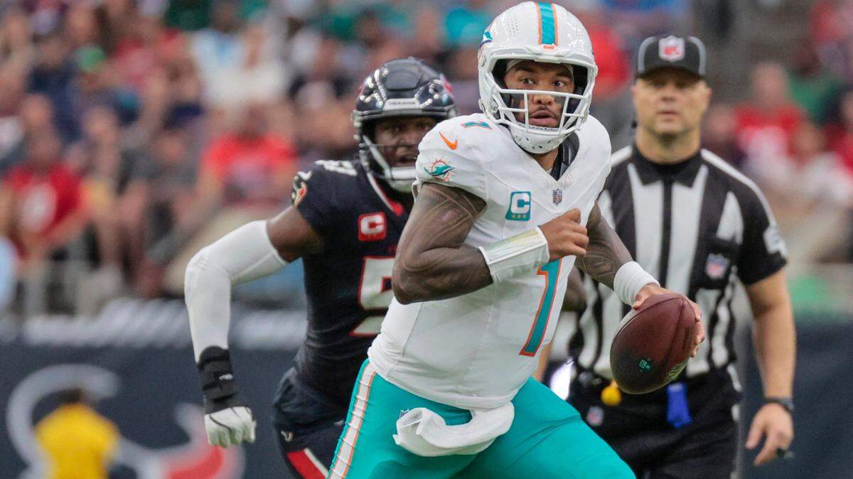 El quarterback de los Dolphins Tua Tagovailoa corre con el ovoide en la segunda mitad del partido contra los Texans, celebrado el 15 de diciembre de 2024 en el NRG Stadium en Houston.
