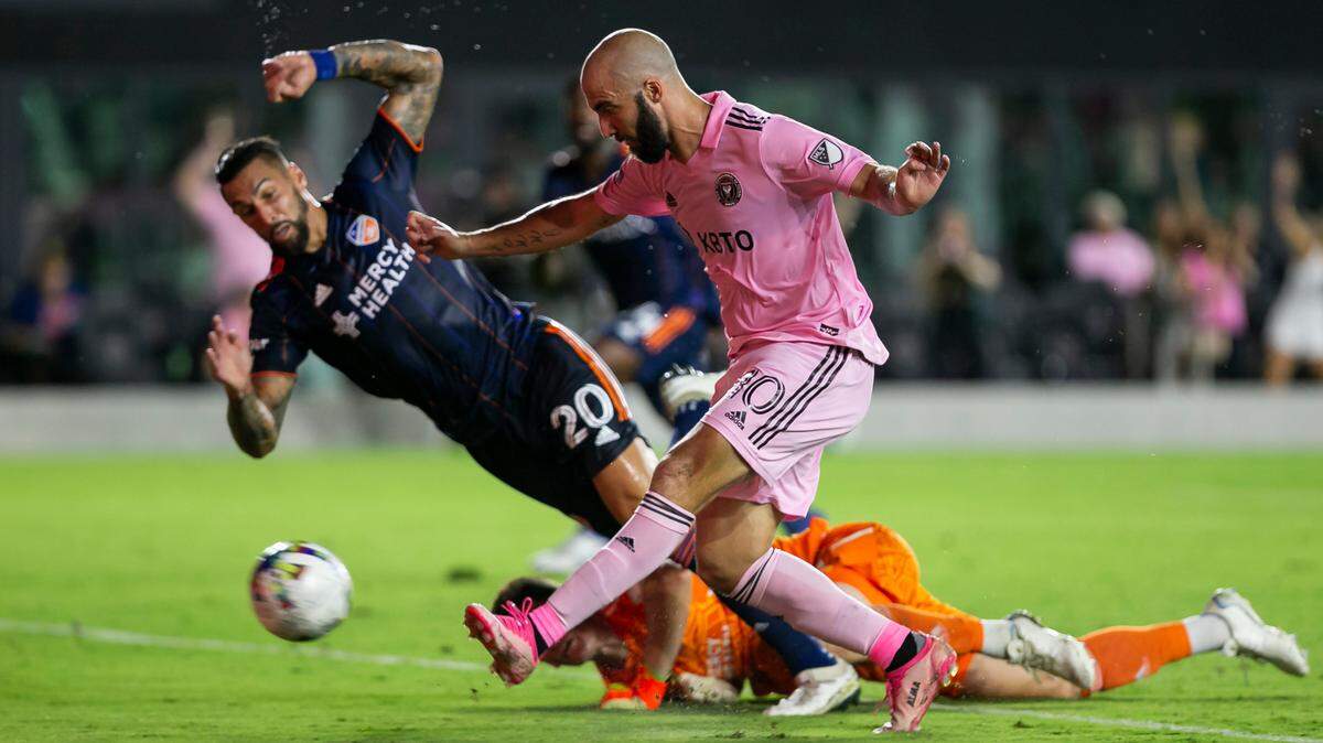 El delantero del Inter Miami CF Gonzalo Higuaín anota un gol ante la defensa del portero de Cincinnati Roman Celentano (18), en la primera mitad del partido celebrado en el estadio DRV PNK, de Fort Lauderdale, Florida, el 30 de julio de 2022.